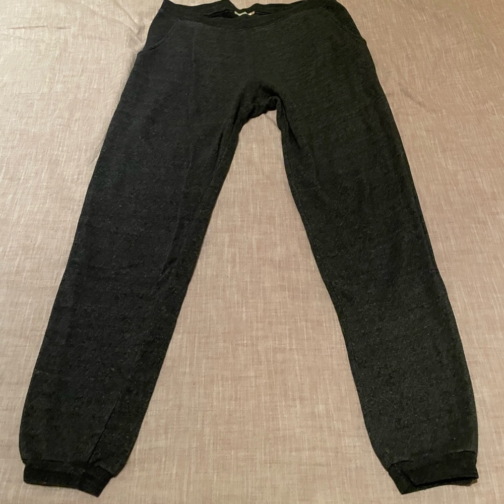 Sustainable cotton men’s tapered bottom sweatpants.